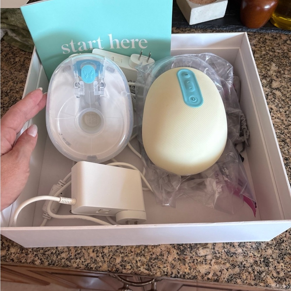 Willow Breast Pump with Teal and White Accents